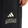 Schwarze Adidas Hose mit Logo und Schriftzug.