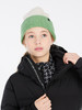 Mädchen in gestreifter Mütze und schwarzer Jacke mit Reißverschluss am Hals.