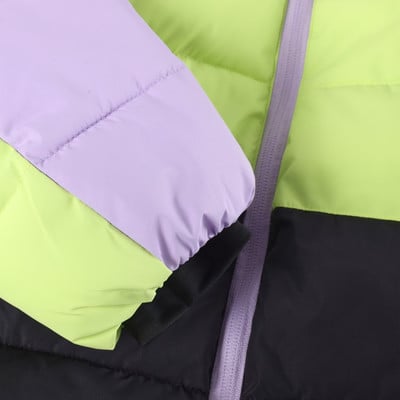 Detail bundy s barevným blokem a fialovým zipem.