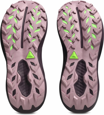 Blick auf die Sohlen zweier Laufschuhe mit ausgeprägtem Profil und grünen Akzenten. Blick auf die Sohlen zweier Laufschuhe mit ausgeprägtem Profil und grünen Akzenten.