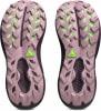 Blick auf die Sohlen zweier Laufschuhe mit ausgeprägtem Profil und grünen Akzenten.
