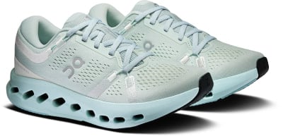 Hellblaue Laufschuhe mit perforierter Sohle und weißen Details. Hellblaue Laufschuhe mit perforierter Sohle und weißen Details.