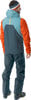 Mann von hinten in Skijacke und Hose mit Mütze.