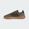 Zelená pánská tenisová obuv Adidas s černými pruhy a gumovou podrážkou.