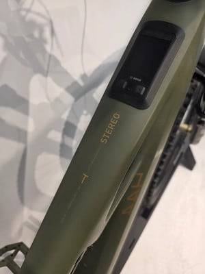 Rahmendetail eines E-Bikes mit Bosch-Display und Schriftzug STEREO. Rahmendetail eines E-Bikes mit Bosch-Display und Schriftzug STEREO.