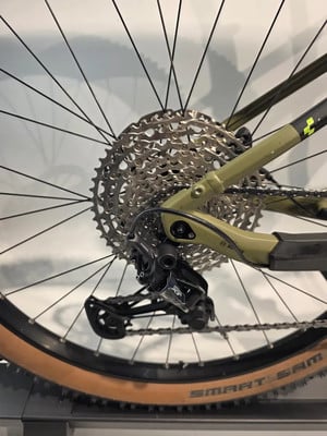 Schaltwerk und Kassette eines Mountainbikes mit braunem Reifen.