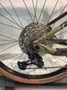 Schaltwerk und Kassette eines Mountainbikes mit braunem Reifen.