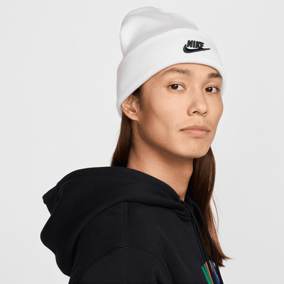 Ein Mann in einer weißen Nike-Mütze und einem schwarzen Hoodie