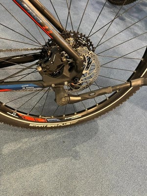 Hinterrad eines Mountainbikes mit Scheibenbremse und Ständer. Hinterrad eines Mountainbikes mit Scheibenbremse und Ständer.