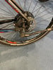Hinterrad eines Mountainbikes mit Scheibenbremse und Ständer.