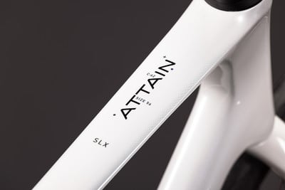 Weißes Fahrrad mit Schriftzug ATTAIN und SLX, Größe 56. Weißes Fahrrad mit Schriftzug ATTAIN und SLX, Größe 56.