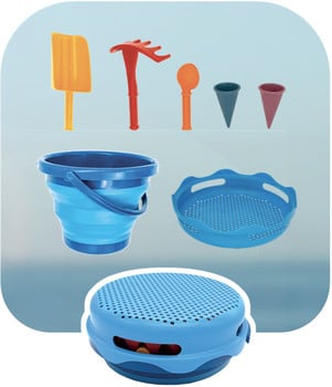 Ein Set von Sandspielzeug aus Kunststoff, darunter ein Eimer, Sieb und Schaufel.