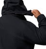 Detail eines Mannes, der den Kragen einer schwarzen Kapuzenjacke auf weißem Hintergrund anpasst.