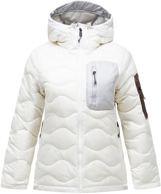 Weiße Daunenjacke mit Kapuze und grauer Brusttasche mit Reißverschluss.