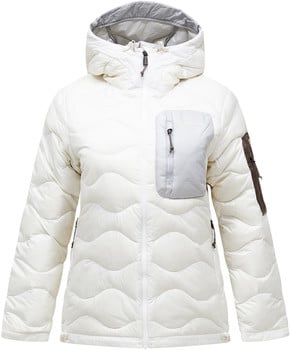 Weiße Daunenjacke mit Kapuze und grauer Brusttasche mit Reißverschluss.