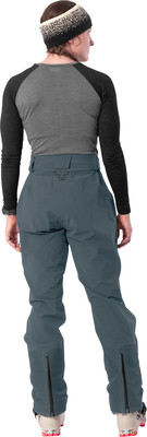 Rückansicht einer Person in Skihose und Stirnband mit Farbverlauf. Rückansicht einer Person in Skihose und Stirnband mit Farbverlauf.