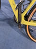 Detail einer GRX Fahrradkomponente mit Kettenblatt und Fahrradreifen.