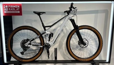 Ein Cube 150R Fullsuspension Mountainbike mit braunen Maxxis-Reifen. Ein Cube 150R Fullsuspension Mountainbike mit braunen Maxxis-Reifen.