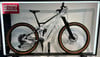 Ein Cube 150R Fullsuspension Mountainbike mit braunen Maxxis-Reifen.