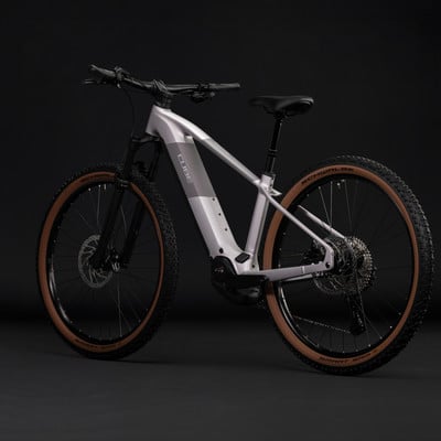 Modernes Cube E-Bike in Grau mit braunen Rädern auf schwarzem Hintergrund. Modernes Cube E-Bike in Grau mit braunen Rädern auf schwarzem Hintergrund.