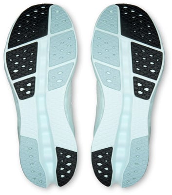 Die Sohlen von zwei hellblauen Laufschuhen mit schwarzen und hellgrauen Einsätzen. Die Sohlen von zwei hellblauen Laufschuhen mit schwarzen und hellgrauen Einsätzen.
