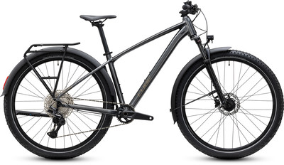 Graues Mountainbike mit Schutzblechen, Gepäckträger und Federgabel. Graues Mountainbike mit Schutzblechen, Gepäckträger und Federgabel.