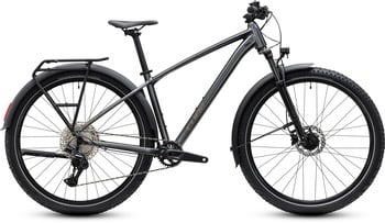 Graues Mountainbike mit Schutzblechen, Gepäckträger und Federgabel.