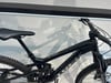 Schwarzes Trek Mountainbike mit Federung und breiten Reifen.