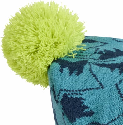 Grüner Bommel auf einer türkisfarbenen Mütze mit dunklem Muster. Grüner Bommel auf einer türkisfarbenen Mütze mit dunklem Muster.