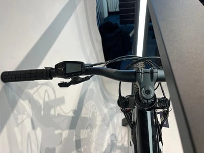 Detail des Mountainbike-Lenkers mit Display und Griffen. Detail des Mountainbike-Lenkers mit Display und Griffen.