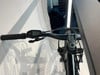 Detail des Mountainbike-Lenkers mit Display und Griffen.