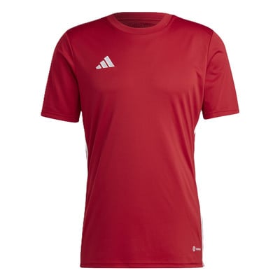 Ein rotes Adidas-T-Shirt mit weißem Logo und Streifen an den Ärmeln. Ein rotes Adidas-T-Shirt mit weißem Logo und Streifen an den Ärmeln.