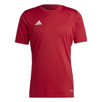 Ein rotes Adidas-T-Shirt mit weißem Logo und Streifen an den Ärmeln.