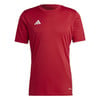 Ein rotes Adidas-T-Shirt mit weißem Logo und Streifen an den Ärmeln.
