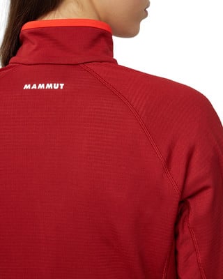 Teil eines roten Pullovers mit MAMMUT-Logo auf dem Rücken und orangefarbenem Kragen. Teil eines roten Pullovers mit MAMMUT-Logo auf dem Rücken und orangefarbenem Kragen.