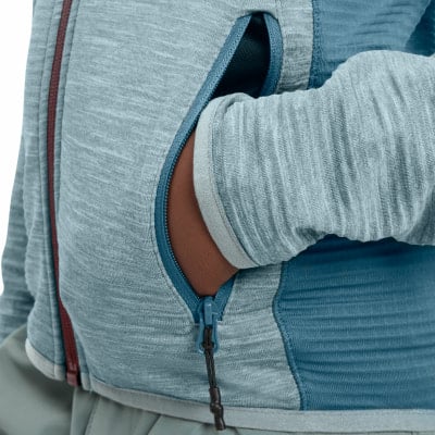 Detail einer Jacke mit Tasche und Reißverschluss, nahaufnahme. Detail einer Jacke mit Tasche und Reißverschluss, nahaufnahme.