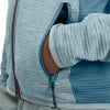 Detail einer Jacke mit Tasche und Reißverschluss, nahaufnahme.