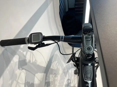 Detail des E-Bike-Lenkers mit Display und Vorderradbremse. Detail des E-Bike-Lenkers mit Display und Vorderradbremse.