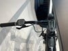 Detail des E-Bike-Lenkers mit Display und Vorderradbremse.