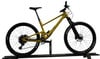 Ein gelbes Mountainbike mit Federung auf einem Ständer.