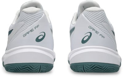 Rückansicht von weißen Asics Game FF Tennisschuhen mit dunkelgrünen Akzenten. Rückansicht von weißen Asics Game FF Tennisschuhen mit dunkelgrünen Akzenten.