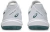 Rückansicht von weißen Asics Game FF Tennisschuhen mit dunkelgrünen Akzenten.