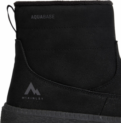 Schwarzer Winterstiefel mit McKinley-Logo und AQUABASE-Schriftzug. Schwarzer Winterstiefel mit McKinley-Logo und AQUABASE-Schriftzug.
