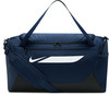 Dunkelblaue Nike Sporttasche mit weißem Logo und verstellbarem Riemen.