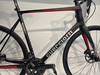 Ein schwarzes Carbon-Rennrad mit roten Akzenten und Guerciotti-Schriftzug.