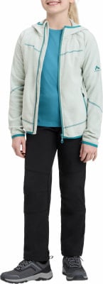 Mädchen in einer leichten Jacke und schwarzer Hose mit Logo auf der Jacke. Mädchen in einer leichten Jacke und schwarzer Hose mit Logo auf der Jacke.