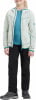 Mädchen in einer leichten Jacke und schwarzer Hose mit Logo auf der Jacke.