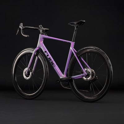 Lila Cube Rennrad mit schwarzen Laufrädern und glänzendem Rahmen. Lila Cube Rennrad mit schwarzen Laufrädern und glänzendem Rahmen.