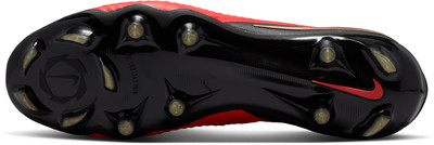 Die Sohle eines roten Fußballschuhs mit schwarzen Stollen und Nike-Logo.