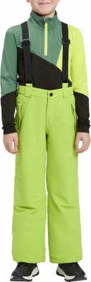 Junge in grüner Skihose und buntem Oberteil mit Hosenträgern. Junge in grüner Skihose und buntem Oberteil mit Hosenträgern.